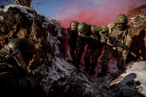 Quân đội Ukraine rút khỏi các khu vực ở Donetsk để tránh bị Nga bao vây - Ảnh 1. Quân đội Ukraine rút khỏi các khu vực ở Donetsk để tránh bị Nga bao vây - Ảnh 1.