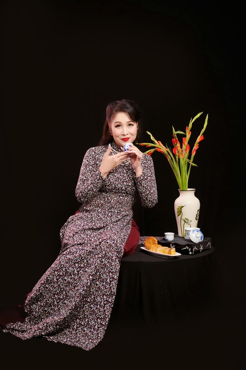 Nghệ sĩ Hồng Đào bắt tay Quốc Trường đu trend 'Hồng hài nhi'? - Ảnh 5. Hồng Đào bắt tay Quốc Trường đu trend 'hồng hài nhi'? - Ảnh 4.