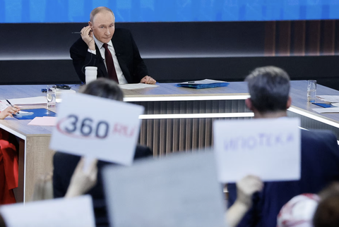 Ông Putin nhận thiếu sót về lạm phát cao, kinh tế 'tăng trưởng nóng' ở Nga - Ảnh 1.