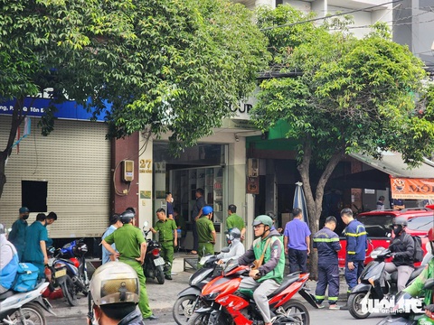 Cháy nhà ở quận Tân Bình, 12 người nhập viện cấp cứu - Ảnh 3. Cháy nhà ở quận Tân Bình, 2 người chết, 14 người bị thương - Ảnh 4.