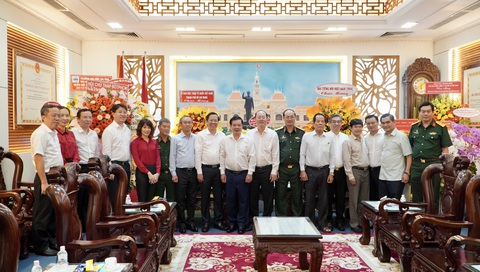 Đoàn đại biểu Thành ủy, UBND, HĐND, MTTQ TP.HCM thăm, chúc mừng Bộ Tư lệnh TP - Ảnh 1.