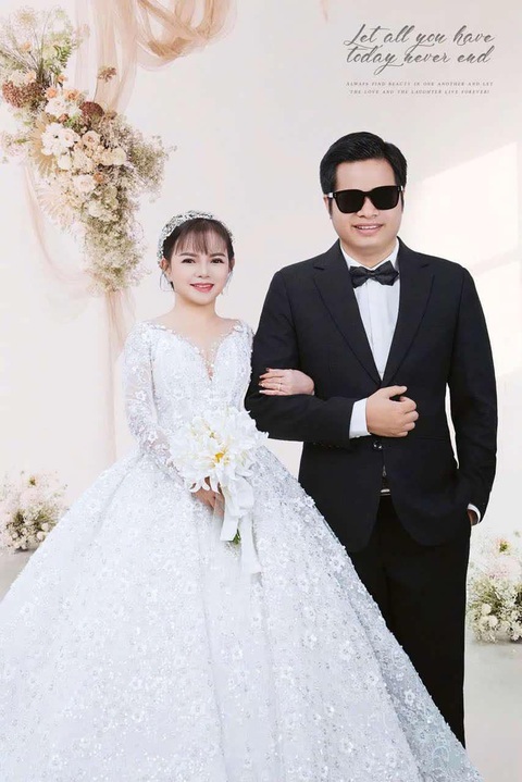 Cô gái tí hon dũng cảm bước đến hôn nhân với chàng trai kém 14 tuổi - Ảnh 4. Cô gái tí hon dũng cảm bước đến hôn nhân với chàng trai kém 14 tuổi - Ảnh 3.