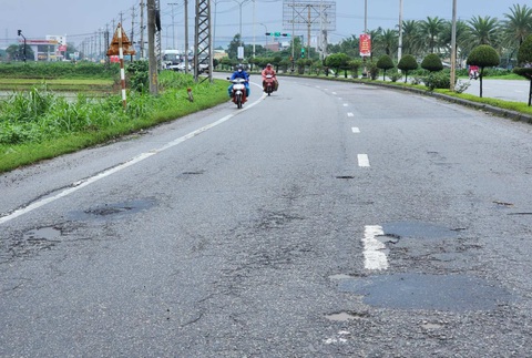 Vá ổ gà khi mặt đường ướt sũng, vết vá chỉ tồn tại một ngày - Ảnh 5.