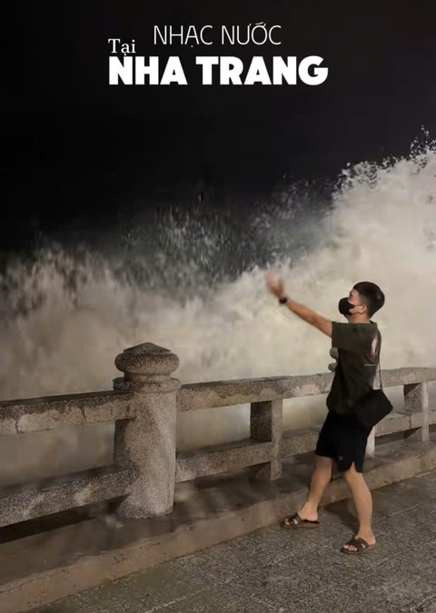 Cảnh báo nguy hiểm từ trào lưu check in trước cơn sóng lớn ở biển Nha Trang - Ảnh 2. Cảnh báo nguy hiểm từ trào lưu check in trước cơn sóng lớn ở biển Nha Trang - Ảnh 2.