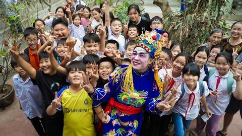 Cùng cha con Trung Ruồi về làng Thổ Hà học tuồng cổ - Ảnh 5. Cùng cha con Trung Ruồi về làng Thổ Hà học tuồng cổ - Ảnh 4.