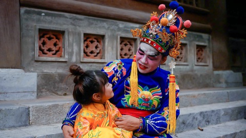 Cùng cha con Trung Ruồi về làng Thổ Hà học tuồng cổ - Ảnh 4. Cùng cha con Trung Ruồi về làng Thổ Hà học tuồng cổ - Ảnh 1.