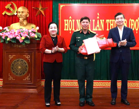 Phú Yên góp ý văn kiện Đại hội Đảng và công bố quyết định về nhân sự - Ảnh 3. Phú Yên góp ý văn kiện Đại hội Đảng và công bố quyết định về nhân sự - Ảnh 3.
