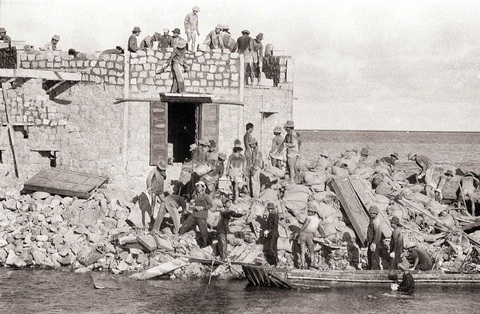 Công binh hải quân - những người tôn nền Tổ quốc thêm cao - Kỳ 3: Xây đảo trước họng súng - Ảnh 2. Công binh hải quân - những người tôn nền Tổ quốc thêm cao - Kỳ 3: Xây đảo trước họng súng - Ảnh 2.
