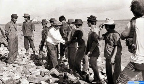 Công binh hải quân - những người tôn nền Tổ quốc thêm cao - Kỳ 3: Xây đảo trước họng súng - Ảnh 4. Công binh hải quân - những người tôn nền Tổ quốc thêm cao - Kỳ 3: Xây đảo trước họng súng - Ảnh 5.