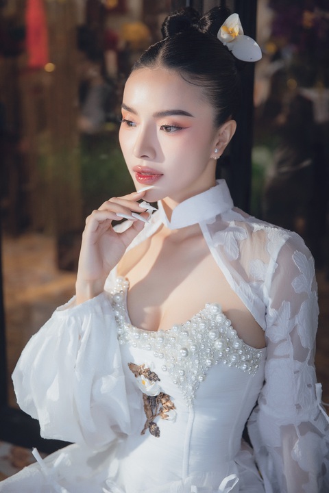 Á hậu Hạnh Nguyên e ấp trong bộ sưu tập áo dài mới của NTK Minh Châu - Ảnh 10. Á hậu Hạnh Nguyên gợi ý áo dài xuân phá cách - Ảnh 10.