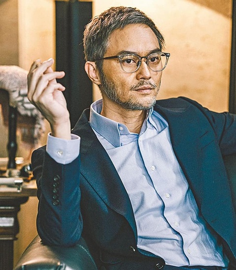Khán giả săn vé concert Sóng 25 bất chấp tranh cãi; Cảnh hôn trong Khi điện thoại đổ chuông gây sốt - Ảnh 8. Cảnh hôn trong Khi điện thoại đổ chuông gây sốt; Khán giả ào ào săn vé concert Sóng 25 - Ảnh 9.