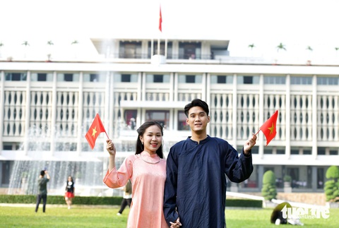 Chợ Bến Thành, dinh Độc Lập: vài mét vuông có chục 'nàng thơ' chụp ảnh Tết sớm - Ảnh 1.