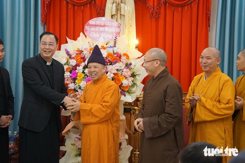 Cuộc hội ngộ đặc biệt của nhà sư trong nhà thờ ngày Giáng sinh - Ảnh 1. Giáo hội Phật giáo Quảng Ninh và Hà Nam đến chúc mừng Giáng sinh tại hai nhà thờ Công giáo - Ảnh 1.