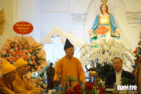Cuộc hội ngộ đặc biệt của nhà sư trong nhà thờ ngày Giáng sinh - Ảnh 3. Giáo hội Phật giáo Quảng Ninh và Hà Nam đến chúc mừng Giáng sinh tại hai nhà thờ Công giáo - Ảnh 3.