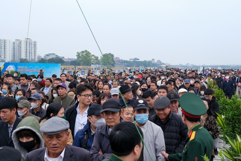 Chưa đến giờ mở cửa hàng ngàn người dân xếp hàng vào xem Triển lãm Quốc phòng quốc tế - Ảnh 3. Hàng ngàn người dân xếp hàng xem triển lãm quốc phòng quốc tế - Ảnh 3.