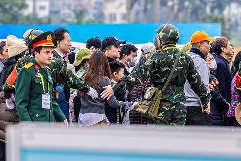 Chưa đến giờ mở cửa hàng ngàn người dân xếp hàng vào xem Triển lãm Quốc phòng quốc tế - Ảnh 5. Hàng ngàn người dân xếp hàng xem triển lãm quốc phòng quốc tế - Ảnh 5.
