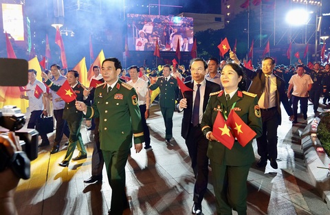 Vang mãi Bài ca không quên trên đường đi bộ Nguyễn Huệ - Ảnh 9. Vang mãi Bài ca không quên trên đường đi bộ Nguyễn Huệ - Ảnh 9.