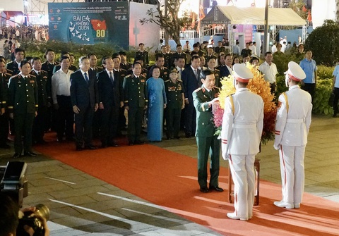 Vang mãi Bài ca không quên trên đường đi bộ Nguyễn Huệ - Ảnh 5. Vang mãi Bài ca không quên trên đường đi bộ Nguyễn Huệ - Ảnh 5.