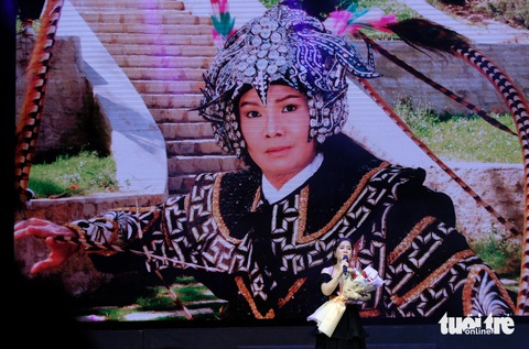 Nghệ sĩ Vũ Linh và con gái ‘xuất hiện’ trong live show Ngân Tuấn - Ảnh 6. Nghệ sĩ Vũ Linh và con gái ‘xuất hiện’ trong live show Ngân Tuấn - Ảnh 5.