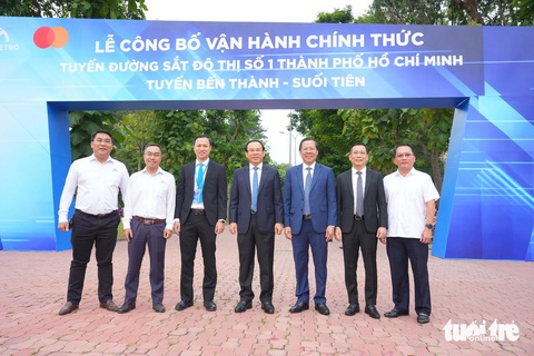 Sáng nay tàu điện metro số 1 chính thức khai trương ở TP.HCM - Ảnh 6. Ga Bến Thành chật cứng người dân muốn lên tàu metro số 1 - Ảnh 26.