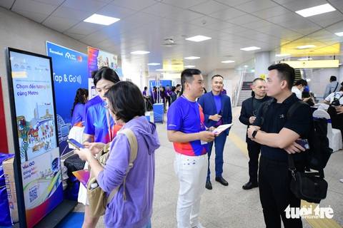 Sáng nay tàu điện metro số 1 chính thức khai trương ở TP.HCM - Ảnh 1. Ga Bến Thành chật cứng người dân muốn lên tàu metro số 1 - Ảnh 22.