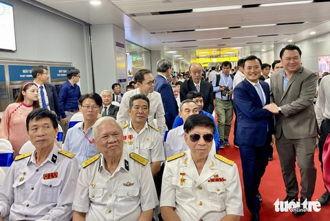 Sáng nay tàu điện metro số 1 chính thức khai trương ở TP.HCM - Ảnh 5. Ga Bến Thành chật cứng người dân muốn lên tàu metro số 1 - Ảnh 23.