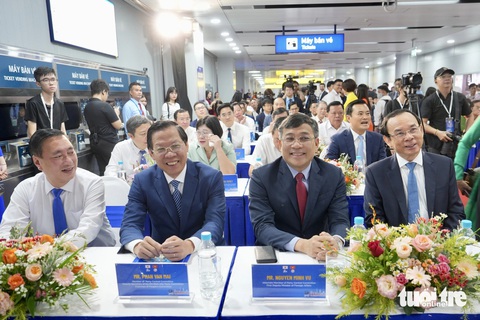 Sáng nay tàu điện metro số 1 chính thức khai trương ở TP.HCM - Ảnh 8. Ga Bến Thành chật cứng người dân muốn lên tàu metro số 1 - Ảnh 28.