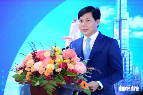 Sáng khai trương, ga Bến Thành chật cứng người dân muốn lên tàu metro số 1 - Ảnh 10. Ga Bến Thành chật cứng người dân muốn lên tàu metro số 1 - Ảnh 15.