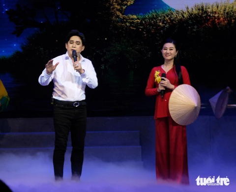 Thoại Mỹ cố gắng hết sức để hát cùng Ngân Tuấn - Ảnh 5. Thoại Mỹ cố gắng hết sức để hát cùng Ngân Tuấn - Ảnh 4.