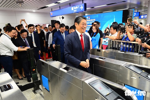 Sáng khai trương, ga Bến Thành chật cứng người dân muốn lên tàu metro số 1 - Ảnh 8. Ga Bến Thành chật cứng người dân muốn lên tàu metro số 1 - Ảnh 13.