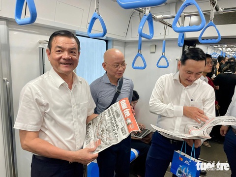 Sáng khai trương, ga Bến Thành chật cứng người dân muốn lên tàu metro số 1 - Ảnh 12. Ga Bến Thành chật cứng người dân muốn lên tàu metro số 1 - Ảnh 17.