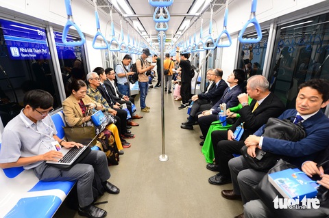 Sáng khai trương, ga Bến Thành chật cứng người dân muốn lên tàu metro số 1 - Ảnh 21. Ga Bến Thành chật cứng người dân muốn lên tàu metro số 1 - Ảnh 25.