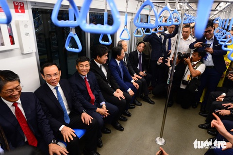 Sáng khai trương, ga Bến Thành chật cứng người dân muốn lên tàu metro số 1 - Ảnh 1. Ga Bến Thành chật cứng người dân muốn lên tàu metro số 1 - Ảnh 11.
