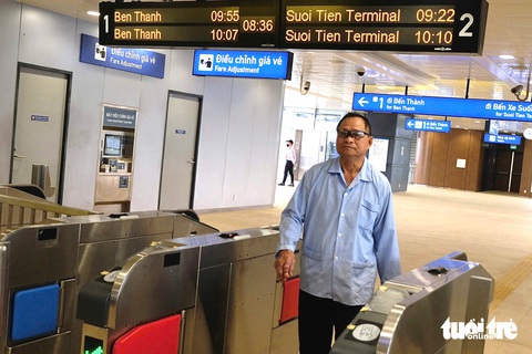 Sáng khai trương, ga Bến Thành chật cứng người dân muốn lên tàu metro số 1 - Ảnh 14. Ga Bến Thành chật cứng người dân muốn lên tàu metro số 1 - Ảnh 18.