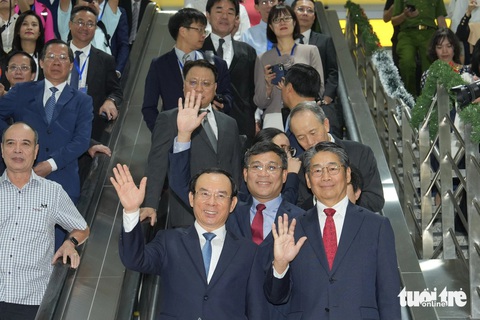 Sáng khai trương, ga Bến Thành chật cứng người dân muốn lên tàu metro số 1 - Ảnh 6. Ga Bến Thành chật cứng người dân muốn lên tàu metro số 1 - Ảnh 10.