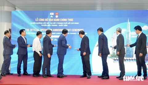 Đại biểu, người dân háo hức trải nghiệm metro số 1 - Ảnh 1. Lên tàu metro số 1, cùng đọc báo Tuổi Trẻ - Ảnh 1.