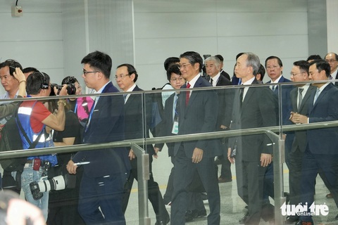Đại biểu, người dân háo hức trải nghiệm metro số 1 - Ảnh 3. Lên tàu metro số 1, cùng đọc báo Tuổi Trẻ - Ảnh 3.