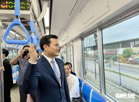 Đại biểu, người dân háo hức trải nghiệm metro số 1 - Ảnh 6. Lên tàu metro số 1, cùng đọc báo Tuổi Trẻ - Ảnh 6.
