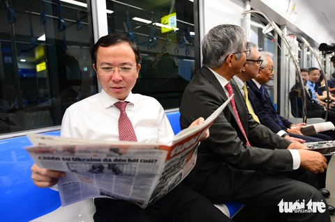 Đại biểu, người dân háo hức trải nghiệm metro số 1 - Ảnh 7. Lên tàu metro số 1, cùng đọc báo Tuổi Trẻ - Ảnh 7.