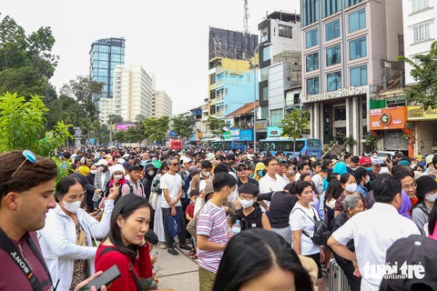 Sáng khai trương, ga Bến Thành chật cứng người dân muốn lên tàu metro số 1 - Ảnh 2. Ga Bến Thành chật cứng người dân muốn lên tàu metro số 1 - Ảnh 4.