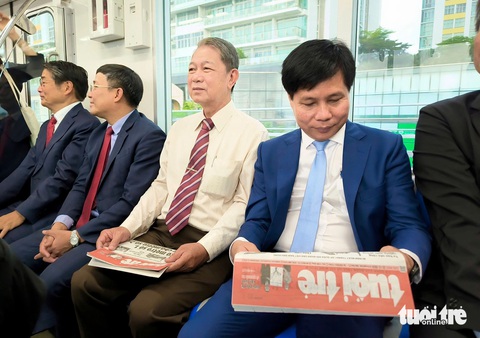 Lên tàu metro số 1, cùng đọc báo Tuổi Trẻ - Ảnh 8. Lên tàu metro số 1, cùng đọc báo Tuổi Trẻ - Ảnh 8.