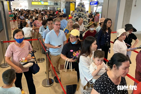 Lên tàu metro số 1, cùng đọc báo Tuổi Trẻ - Ảnh 13. Lên tàu metro số 1, cùng đọc báo Tuổi Trẻ - Ảnh 14.