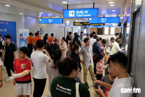 Lên tàu metro số 1, cùng đọc báo Tuổi Trẻ - Ảnh 14. Lên tàu metro số 1, cùng đọc báo Tuổi Trẻ - Ảnh 15.
