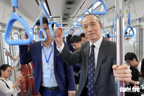 Lên tàu metro số 1, cùng đọc báo Tuổi Trẻ - Ảnh 12. Lên tàu metro số 1, cùng đọc báo Tuổi Trẻ - Ảnh 12.