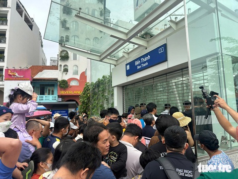 Sáng khai trương, ga Bến Thành chật cứng người dân muốn lên tàu metro số 1 - Ảnh 4. Ga Bến Thành chật cứng người dân muốn lên tàu metro số 1 - Ảnh 7.