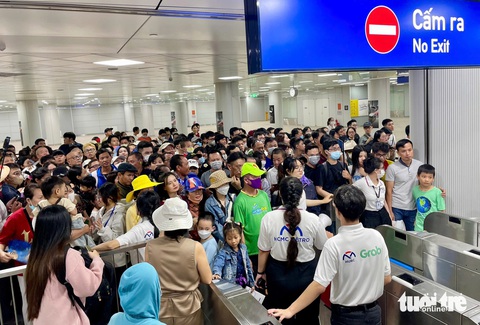 Sáng khai trương, ga Bến Thành chật cứng người dân muốn lên tàu metro số 1 - Ảnh 3. Ga Bến Thành chật cứng người dân muốn lên tàu metro số 1 - Ảnh 5.