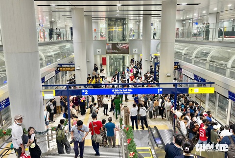 'Mỗi ngày metro chạy đến 200 chuyến, nên bà con thong thả trải nghiệm' - Ảnh 2. Mỗi ngày metro số 1 chạy đến 200 chuyến, bà con nên thong thả trải nghiệm - Ảnh 2.