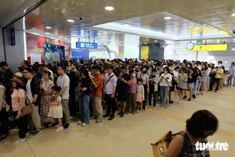'Mỗi ngày metro chạy đến 200 chuyến, nên bà con thong thả trải nghiệm' - Ảnh 3. Mỗi ngày metro số 1 chạy đến 200 chuyến, bà con nên thong thả trải nghiệm - Ảnh 6.
