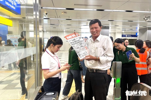 Ga Bến Thành chật cứng người dân muốn lên tàu metro số 1 - Ảnh 8. Ga Bến Thành chật cứng người dân muốn lên tàu metro số 1 - Ảnh 9.