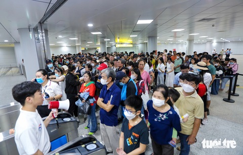 Ga Bến Thành chật cứng người dân muốn lên tàu metro số 1 - Ảnh 1. Ga Bến Thành chật cứng người dân muốn lên tàu metro số 1 - Ảnh 1.